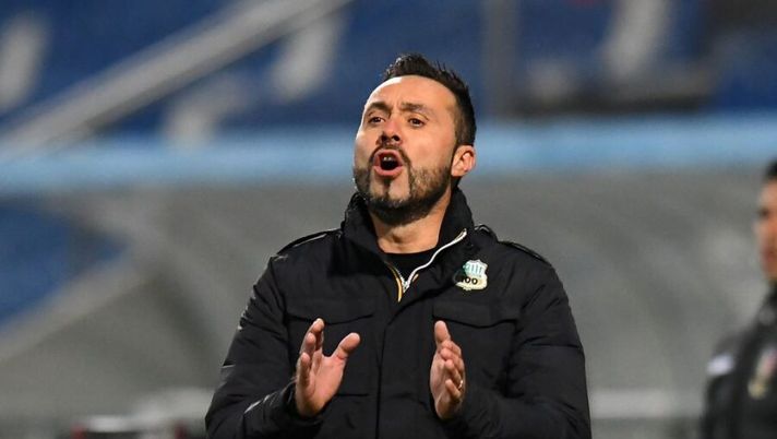 REGGIO NELL'EMILIA, ITALY - NOVEMBER 06: Roberto De Zerbi head coach of US Sassuolo issues instructions to his players during the Serie A match between US Sassuolo and Udinese Calcio at Mapei Stadium - Città del Tricolore on November 06, 2020 in Reggio nell'Emilia, Italy. (Photo by Alessandro Sabattini/Getty Images) De Zerbi: “Caputo è un’assenza che pesa. Djuricic non è al meglio, se ci togliete Defrel…” - immagine 1
