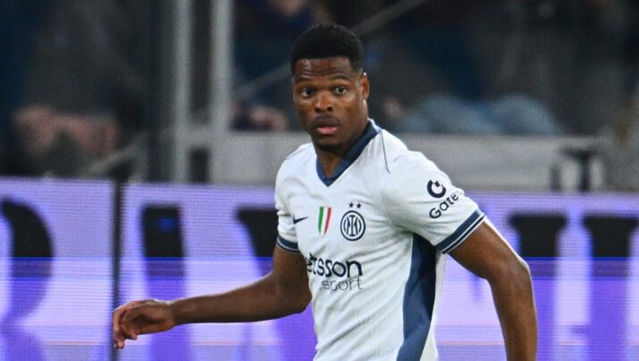 BERGAMO, ITALY - MARCH 16: Denzel Dumfries of FC Internazionale in action during the Serie A match between Atalanta and FC Internazionale at Gewiss Stadium on March 16, 2025 in Bergamo, Italy. (Photo by Mattia Ozbot - Inter/Inter via Getty Images) Attenzione a Dumfries: quando farà gli esami e l’esito dei primi controlli, quanto rischia di stop - immagine 1