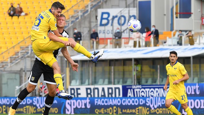 PARMA, ITALY - OCTOBER 04: Mert Çetin of Hellas Verona competes for the ball with Andreas Cornelius of Parma Calcio during the Serie A match between Parma Calcio and Hellas Verona FC at Stadio Ennio Tardini on October 04, 2020 in Parma, Italy. (Photo by Alessandro Sabattini/Getty Images) PARMA, ITALY - OCTOBER 04: Mert Çetin of Hellas Verona competes for the ball with Andreas Cornelius of Parma Calcio during the Serie A match between Parma Calcio and Hellas Verona FC at Stadio Ennio Tardini on October 04, 2020 in Parma, Italy. (Photo by Alessandro Sabattini/Getty Images)
