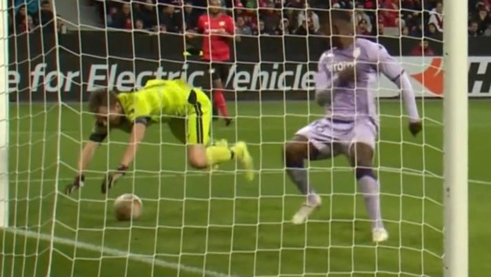 La carica di Embolo sul portiere del Leverkusen, ma per l’arbitro è tutto buono - immagine 1