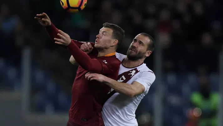 ROME, ITALY - FEBRUARY 19:  Alessandro De Silvestri of FC Torino competes for the ball with Edin Dzeko of AS Roma during the Serie A match between AS Roma and FC Torino at Stadio Olimpico on February 19, 2017 in Rome, Italy.  (Photo by Paolo Bruno/Getty Images)