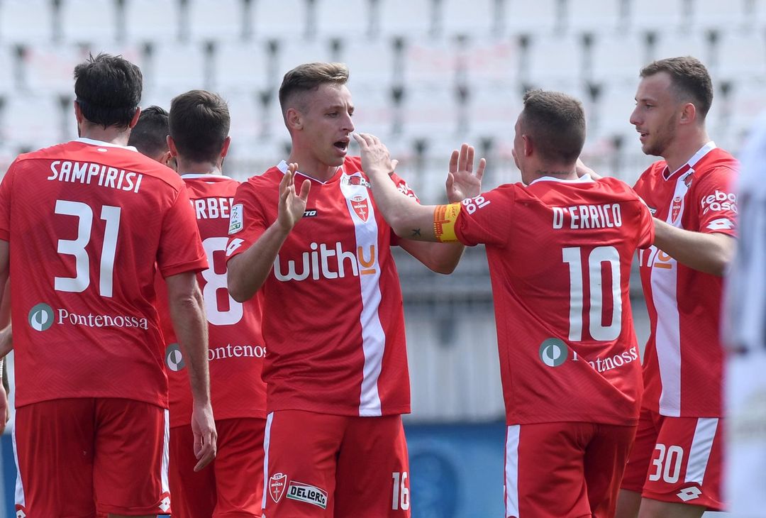  Saremo anche prevedibili in questa previsione, ma una squadra che ha tra le proprie fila gente come Boateng, Balotelli, Donati, Barberis e tante altre stelle, non può non essere la favorita numero uno. Che poi la squadra non giri al massimo delle potenzialità, questo è un altro discorso... 