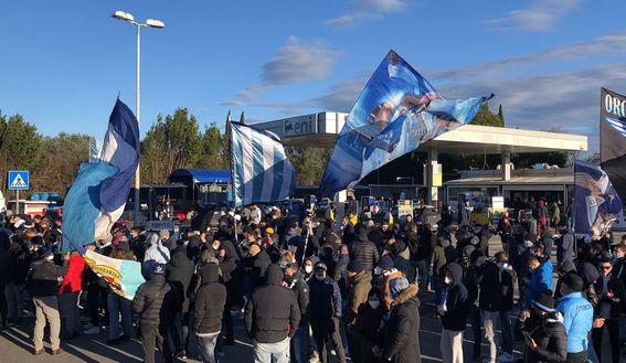  I tifosi biancocelesti incitano la squadra prima della partenza per Milano 
