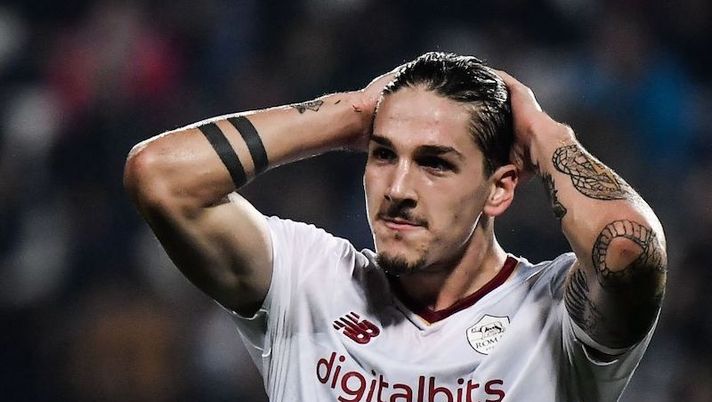 AS Roma's Italian midfielder Nicolo Zaniolo reacts during the Italian Serie A football match between Sassuolo and AS Rome on November 9, 2022 at the Citta del Tricolore stadium in Reggio Emilia. (Photo by Filippo MONTEFORTE / AFP) (Photo by FILIPPO MONTEFORTE/AFP via Getty Images) ULTIM’ORA – Zaniolo non sarà convocato per lo Spezia: out per evitare rischi - immagine 1