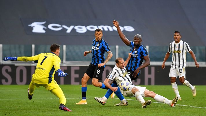 TURIN, ITALY - MAY 15: Giorgio Chiellini of Juventus tackles Romelu Lukaku of FC Internazionale during the Serie A match between Juventus and FC Internazionale at Allianz Stadium on May 15, 2021 in Turin, Italy. Sporting stadiums around Italy remain under strict restrictions due to the Coronavirus Pandemic as Government social distancing laws prohibit fans inside venues resulting in games being played behind closed doors. (Photo by Valerio Pennicino/Getty Images) TURIN, ITALY - MAY 15: Giorgio Chiellini of Juventus tackles Romelu Lukaku of FC Internazionale during the Serie A match between Juventus and FC Internazionale at Allianz Stadium on May 15, 2021 in Turin, Italy. Sporting stadiums around Italy remain under strict restrictions due to the Coronavirus Pandemic as Government social distancing laws prohibit fans inside venues resulting in games being played behind closed doors. (Photo by Valerio Pennicino/Getty Images)