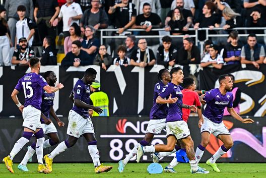 LA SPEZIA, ITALY - OCTOBER 30: Arthur Cabral of Fiorentina (R) celebrates with his team-mates after scoring a goal during the Serie A match between Spezia Calcio and ACF Fiorentina at Stadio Alberto Picco on October 30, 2022 in La Spezia, Italy. (Photo by Simone Arveda/Getty Images) Fiorentina fortunata e testarda. Ora sfrutti il calendario- immagine 2