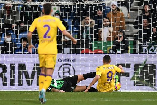 REGGIO NELL'EMILIA, ITALY - FEBRUARY 26: Arthur Cabral of ACF Fiorentina scores the 1-1 goal during the Serie A match between US Sassuolo and ACF Fiorentina at Mapei Stadium - Citta' del Tricolore on February 26, 2022 in Reggio nell'Emilia, Italy. (Photo by Alessandro Sabattini/Getty Images) REGGIO NELL'EMILIA, ITALY - FEBRUARY 26: Arthur Cabral of ACF Fiorentina scores the 1-1 goal during the Serie A match between US Sassuolo and ACF Fiorentina at Mapei Stadium - Citta' del Tricolore on February 26, 2022 in Reggio nell'Emilia, Italy. (Photo by Alessandro Sabattini/Getty Images)