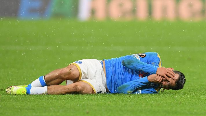 NAPLES, ITALY - DECEMBER 09: Hirving Lozano of SSC Napoli goes down with an injury during the UEFA Europa League group C match between SSC Napoli and Leicester City at Stadio Diego Armando Maradona on December 09, 2021 in Naples, Italy. (Photo by Francesco Pecoraro/Getty Images) Hirving Lozano