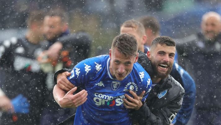 EMPOLI, ITALY - APRIL 24: Andrea Pinamonti of Empoli FC and Patrick Cutrone of Empoli FC celebrates the victory after during the Serie A match between Empoli FC and SSC Napoli at Stadio Carlo Castellani on April 24, 2022 in Empoli, Italy. (Photo by Gabriele Maltinti/Getty Images) Pinamonti: “Stagione della svolta, non penso al futuro! In spogliatoio c’era malumore” - immagine 1