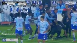 Ecuador, pugno in faccia all’arbitro che estrae un cartellino rosso