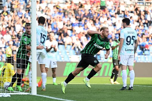 REGGIO NELL'EMILIA, ITALY - OCTOBER 08: Davide Frattesi of US Sassuolo celebrates scoring their side's first goal during the Serie A match between US Sassuolo and FC Internazionale at Mapei Stadium - Citta' del Tricolore on October 08, 2022 in Reggio nell'Emilia, Italy. (Photo by Alessandro Sabattini/Getty Images) Frattesi, viva la sincerità: “Volevo andare alla Roma, era il mio sogno”- immagine 2