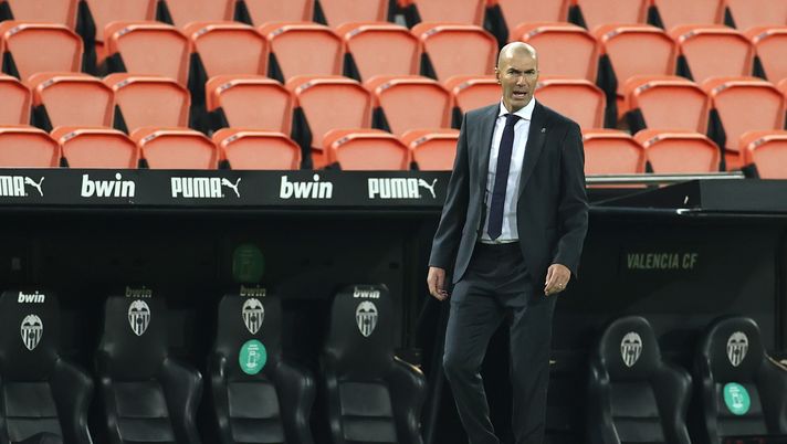 VALENCIA, SPAIN - NOVEMBER 08: Zinedine Zidane, Head Coach of Real Madrid during the La Liga Santander match between Valencia CF and Real Madrid at Estadio Mestalla on November 08, 2020 in Valencia, Spain. Sporting stadiums around Spain remain under strict restrictions due to the Coronavirus Pandemic as Government social distancing laws prohibit fans inside venues resulting in games being played behind closed doors. (Photo by Angel Martinez/Getty Images) “Non padroneggio l’inglese”…Zidane non vuole allenare in Premier - immagine 1