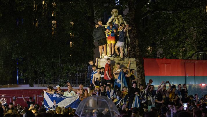 LONDON, ENGLAND - JUNE 18: Scotland fans climb a state of William Shakespeare in Leicester Square after the England v Scotland game ended in a 0-0 draw on June 18, 2021 in London, England. England v Scotland is not only the oldest fixture in the world, they have also played one another more than any other two international teams. Their first encounter was played in 1872 at Hamilton Crescent, Glasgow and their 115th match today at Wembley for Euro 2020. (Photo by Rob Pinney/Getty Images) LONDON, ENGLAND - JUNE 18: Scotland fans climb a state of William Shakespeare in Leicester Square after the England v Scotland game ended in a 0-0 draw on June 18, 2021 in London, England. England v Scotland is not only the oldest fixture in the world, they have also played one another more than any other two international teams. Their first encounter was played in 1872 at Hamilton Crescent, Glasgow and their 115th match today at Wembley for Euro 2020. (Photo by Rob Pinney/Getty Images)