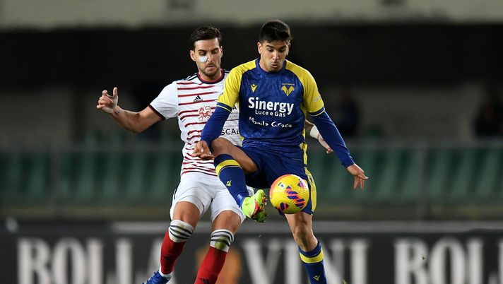 VERONA, ITALY - NOVEMBER 30: Luca Ceppitelli of Cagliari Calcio competes for the ball with Giovanni Simeone of Hellas Verona during the Serie A match between Hellas Verona FC v Cagliari Calcio at Stadio Marcantonio Bentegodi on November 30, 2021 in Verona, Italy. (Photo by Alessandro Sabattini/Getty Images) Il derby Venezia-Verona secondo Pippo Maniero: “Simeone e Barak decisivi per l’Hellas” - immagine 1