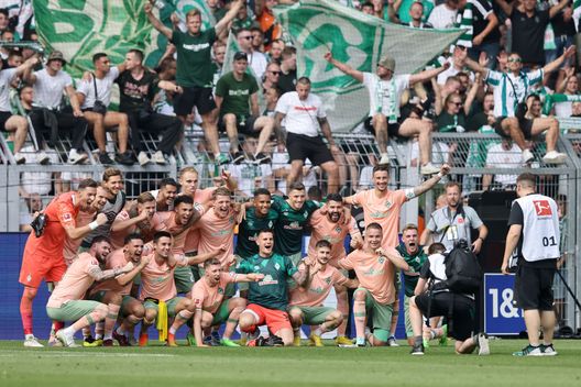 DORTMUND, GERMANY - AUGUST 20: SV Werder Bremen pose for a team photo following their victory of the Bundesliga match between Borussia Dortmund and SV Werder Bremen at Signal Iduna Park on August 20, 2022 in Dortmund, Germany. (Photo by Christof Koepsel/Getty Images) La madre di tutte le rimonte? In Corea del Sud: 0-4 al 70′ ma poi… finisce 4-5 - immagine 1