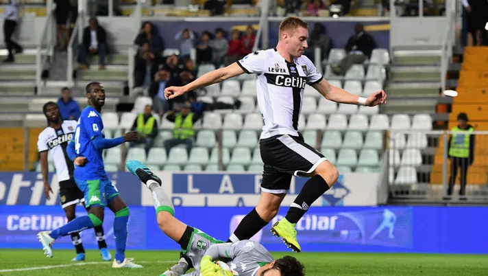 PARMA, ITALY - SEPTEMBER 25: Dejan Kulusevski of Parma Calcio competes for the ball with Andrea Consigli of US Sassuolo during the Serie A match between Parma Calcio and US Sassuolo at Stadio Ennio Tardini on September 25, 2019 in Parma, Italy.  (Photo by Alessandro Sabattini/Getty Images)