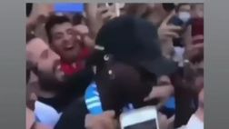 VIDEO / Per Balotelli l’avventura al Demirspor inizia con una grande accoglienza