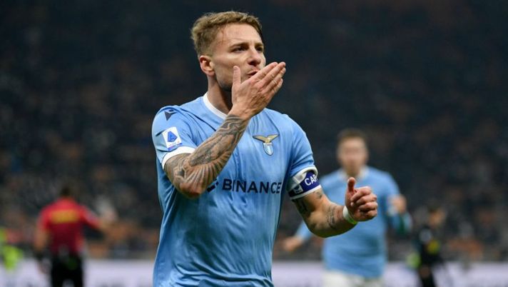MILAN, ITALY - JANUARY 09: Ciro Immobile of SS Lazio celebrates a frist goal during the Serie A match between FC Internazionale v SS Lazio at Stadio Giuseppe Meazza on January 09, 2022 in Milan, Italy. (Photo by Marco Rosi - SS Lazio/Getty Images) Immobile guida la Lazio: cosa filtra sulla formazione e sulla possibile gestione di Lazzari - immagine 1