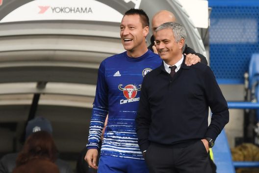 LONDON, ENGLAND - OCTOBER 23: John Terry of Chelsea greets Jose Mourinho, Manager of Manchester United prior to the Premier League match between Chelsea and Manchester United at Stamford Bridge on October 23, 2016 in London, England. (Photo by Shaun Botterill/Getty Images) Hasselbaink, ricordi in Blues fra Ranieri e Mourinho- immagine 2