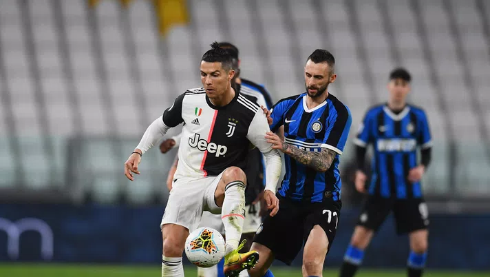 TURIN, ITALY - MARCH 08:  Marcelo Brozovic of FC Internazionale and Cristiano Ronaldo of Juventus compete for the ball during the Serie A match between Juventus and FC Internazionale played behind closed doors at Allianz Stadium after the Italian Government has issued a list of new guidelines to help stop the spread of the Coronavirus COVID-19 on March 8, 2020 in Turin, Italy.  (Photo by Claudio Villa - Inter/Inter via Getty Images)