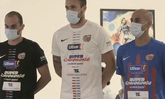 Catania, presentate le nuove maglie Catania, presentate le nuove maglie