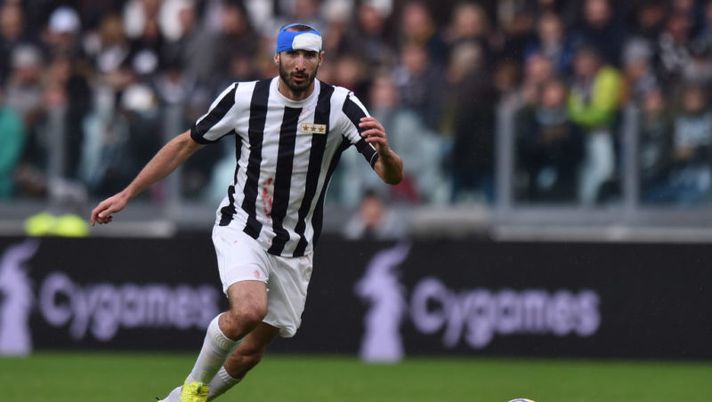 TURIN, ITALY - NOVEMBER 05: Giorgio Chiellini of Juventus in action during the Serie A match between Juventus and Benevento Calcio on November 5, 2017 in Turin, Italy. (Photo by Tullio M. Puglia/Getty Images) Chiellini distrugge Napoli: “Insigne, noi le finali le giochiamo! Voi fuochi d’artificio e poi…” - immagine 1