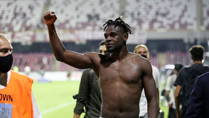 SALERNO, ITALY - SEPTEMBER 18: Duvan Zapata of Atalanta BC celebrates the victory after the Serie A match between US Salernitana v Atalanta BC at Stadio Arechi on September 18, 2021 in Salerno, Italy. (Photo by Francesco Pecoraro/Getty Images) Duvan Zapata: “Muriel ci manca, manca a tutti noi: lo aspettiamo in campo” - immagine 1
