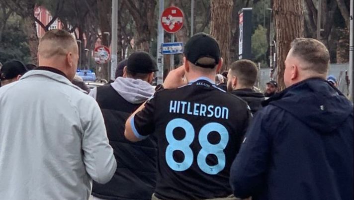 “Hitlerson 88”, un tifoso laziale indossa una maglia nazista: shock all’Olimpico - immagine 1
