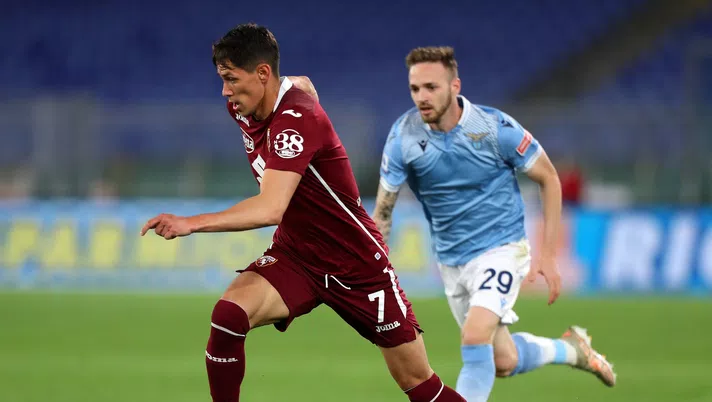 ROME, ITALY - MAY 18: Sasa Lukic of Torino FC battles for possession with Manuel Lazzari of S.S. Lazio  during the Serie A match between SS Lazio  and Torino FC at Stadio Olimpico on May 18, 2021 in Rome, Italy. Sporting stadiums around Italy remain under strict restrictions due to the Coronavirus Pandemic as Government social distancing laws prohibit fans inside venues resulting in games being played behind closed doors. (Photo by Paolo Bruno/Getty Images)