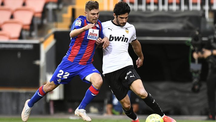 VALENCIA, SPAIN - MAY 16: Goncalo Guedes of Valencia CF battles for possession with Alejandro Pozo of SD Eibar during the La Liga Santander match between Valencia CF and SD Eibar at Estadio Mestalla on May 16, 2021 in Valencia, Spain. Valencia CF will host 5,000 fans in the stadium for the first time in over a year as the Spanish government allows teams in regions with low incidence rates to welcome back fans. (Photo by Aitor Alcalde/Getty Images) 