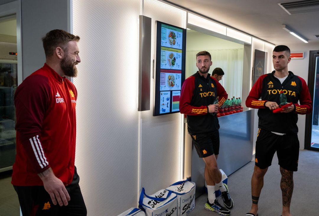 De Rossi riabbraccia la Roma. L’accoglienza a Trigoria – FOTO GALLERY- immagine 1