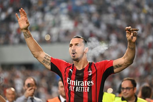 Zlatan Ibrahimovic (attaccante AC Milan) festeggia lo Scudetto al termine di Sassuolo-Milan 0-3 (Serie A 2021-2022) fumando un sigaro | News (Getty Images) Zlatan Ibrahimovic AC Milan Sassuolo-Milan 0-3 Serie A 2021-2022