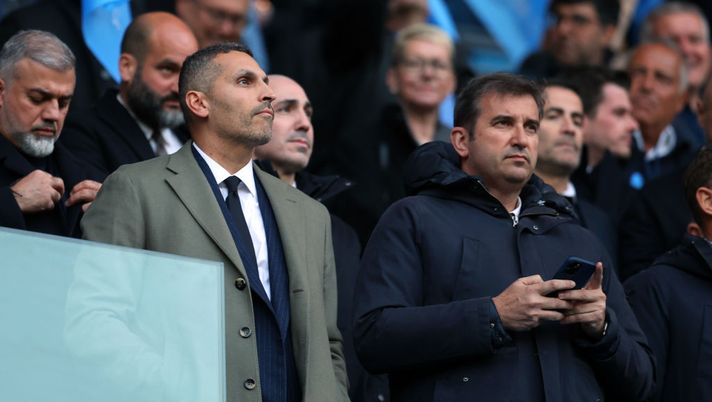 MANCHESTER, ENGLAND - APRIL 26: Khaldoon Al Mubarak (L) Chairman of Manchester City and Ferran Soriano, Chief Executive Officer of Manchester City Khaldoon Al Mubarak during the UEFA Champions League Semi Final Leg One match between Manchester City and Real Madrid at City of Manchester Stadium on April 26, 2022 in Manchester, England. (Photo by Catherine Ivill/Getty Images) Al-Mubarak: “A Madrid, Perez all’82’ mi aveva fatto i complimenti. Haaland ci ha scelto per migliorarsi” - immagine 1