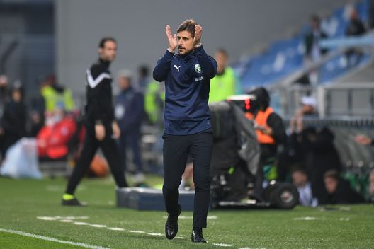 REGGIO NELL'EMILIA, ITALY - MAY 07: Alessio Dionisi head coach of US Sassuolo during the Serie A match between US Sassuolo and Udinese Calcio at Mapei Stadium - Citta' del Tricolore on May 07, 2022 in Reggio nell'Emilia, Italy. (Photo by Alessandro Sabattini/Getty Images) Milan, ci risiamo: tifosi rossoneri mandano in tilt il sito del Sassuolo- immagine 2