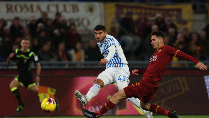 ROME, ITALY - DECEMBER 15: Alberto Paloschi of SPAL competes for the ball with Mert Cetin of AS Roma during the Serie A match between AS Roma and SPAL at Stadio Olimpico on December 15, 2019 in Rome, Italy. (Photo by Paolo Bruno/Getty Images) ROME, ITALY - DECEMBER 15: Alberto Paloschi of SPAL competes for the ball with Mert Cetin of AS Roma during the Serie A match between AS Roma and SPAL at Stadio Olimpico on December 15, 2019 in Rome, Italy. (Photo by Paolo Bruno/Getty Images)