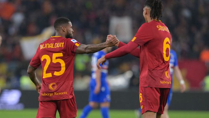 ROME, ITALY - APRIL 02: AS Roma player Georginio Wijnaldum celebrates after scoring the first goal for his team during the Serie A match between AS Roma and UC Sampdoria at Stadio Olimpico on April 02, 2023 in Rome, Italy. (Photo by Fabio Rossi/AS Roma via Getty Images) Roma, Smalling e Wijnaldum in forte dubbio per l’Atalanta: domani gli esami - immagine 1