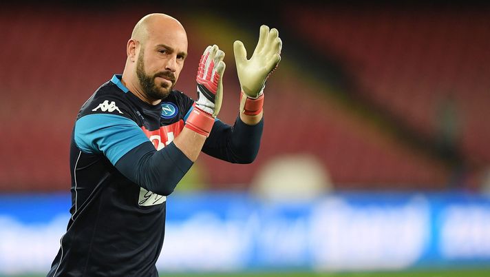 NAPLES, ITALY - MARCH 18:  Pepe Reina goalkeeper of SSC Napoli waves the fans during the serie A match between SSC Napoli v Genoa CFC at Stadio San Paolo on March 18, 2018 in Naples, Italy.  (Photo by Francesco Pecoraro/Getty Images) 