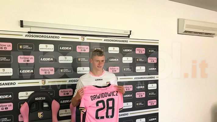 VIDEO, 5 domande a…Dawidowicz: “Vorrei restare a Palermo, pronti per il Carpi. Mi ispiro a Lampard, il mio ruolo in campo…”  VIDEO, 5 domande a…Dawidowicz: “Vorrei restare a Palermo, pronti per il Carpi. Mi ispiro a Lampard, il mio ruolo in campo…”