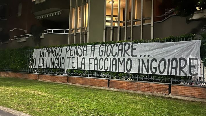 Dimarco fa il coro sul “Milanista chiacchierone” al derby: striscione sotto casa… - immagine 1