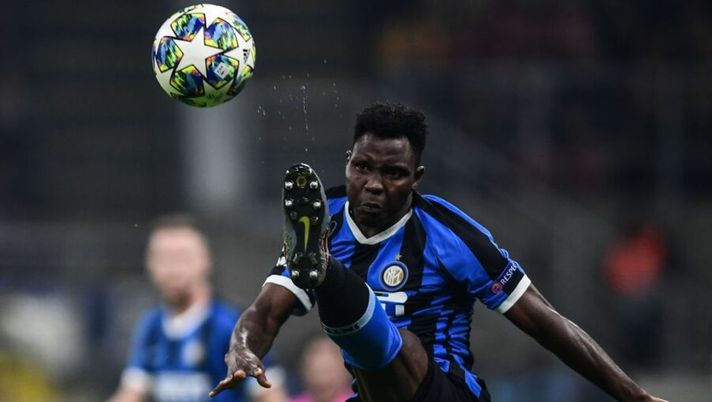 Inter Milan's Ghanaian defender Kwadwo Asamoah kicks the ball during the UEFA Champions League Group F football match Inter Milan vs Borussia Dortmund on October 23, 2019 at the San Siro stadium in Milan. (Photo by Miguel MEDINA / AFP) (Photo by MIGUEL MEDINA/AFP via Getty Images) Sky: “Asamoah a sorpresa: un club in Serie A valuta di tesserarlo da subito a zero” - immagine 1