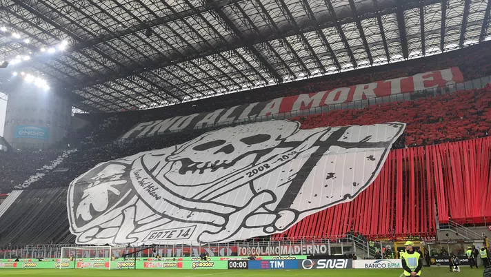 La coreografia della Curva Sud, cuore dei tifosi del Milan, nel derby dello scorso 4 aprile 2018 a San Siro (credits: GETTY Images)