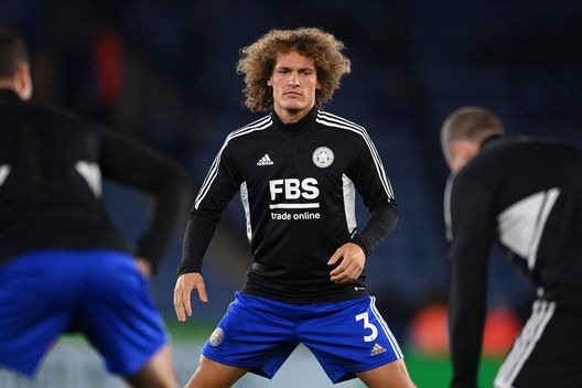 LEICESTER, ENGLAND - OCTOBER 03: Wout Faes of Leicester City warms up prior to the Premier League match between Leicester City and Nottingham Forest at The King Power Stadium on October 03, 2022 in Leicester, England. (Photo by Michael Regan/Getty Images) Vi ricordate Faes? In Inghilterra continua a stupire: “É da medaglia d’oro”- immagine 2