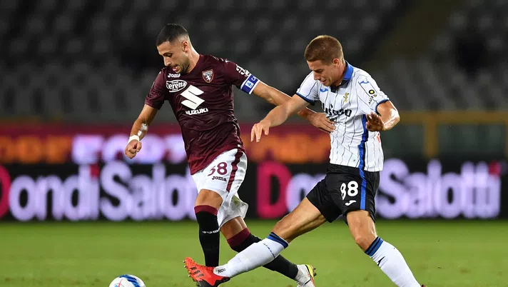 TURIN, ITALY - AUGUST 21:  Rolando Mandragora (L) of Torino FC is challenged by Mario Pasalic of Atalanta BC during the Serie A match between Torino FC and Atalanta BC at Stadio Olimpico di Torino on August 21, 2021 in Turin, Italy.  (Photo by Valerio Pennicino/Getty Images)