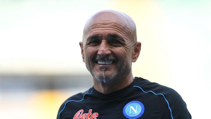 VERONA, ITALY - AUGUST 15: Luciano Spalletti head coach of SSC Napoli looks on during the Serie A match between Hellas Verona and SSC Napoli at Stadio Marcantonio Bentegodi on August 15, 2022 in Verona, Italy. (Photo by Alessandro Sabattini/Getty Images) Spalletti: “Portieri? Ci sono dei discorsi! Raspadori, Ndombele, Simeone, Olivera: dico tutto” - immagine 1