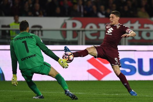  TURIN, ITALY - MARCH 18: Andrea Belotti (R) of FC Torino in action against Samir Handanovic of FC Internazionale during the Serie A match between FC Torino and FC Internazionale at Stadio Olimpico di Torino on March 18, 2017 in Turin, Italy. (Photo by Valerio Pennicino/Getty Images) 