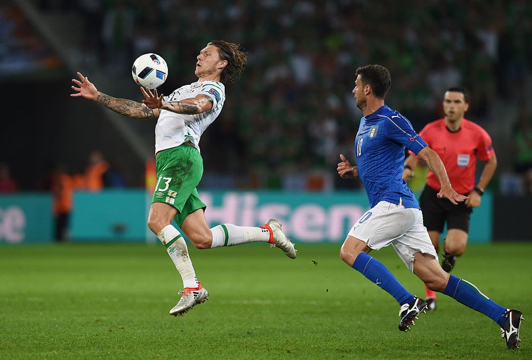  LILLE, FRANCE - JUNE 22: Jeff Hendrick of Republic of Ireland chests the ball under pressure of Thiago Motta of Italy during the UEFA EURO 2016 Group E match between Italy and Republic of Ireland at Stade Pierre-Mauroy on June 22, 2016 in Lille, France.  (Photo by Claudio Villa/Getty Images) 