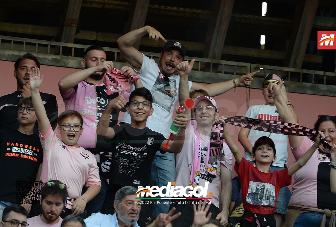 Fototifo, i tifosi allo stadio per Palermo-Feralpisaló 1-0 (gallery) - immagine 129