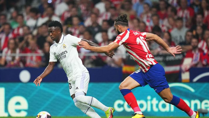 MADRID, SPAIN - SEPTEMBER 18: Vinicius Junior of Real Madrid is put under pressure by Felipe of Atletico de Madrid during the LaLiga Santander match between Atletico de Madrid and Real Madrid CF at Civitas Metropolitano Stadium on September 18, 2022 in Madrid, Spain. (Photo by Angel Martinez/Getty Images) ATLETICO-REAL 0-2
