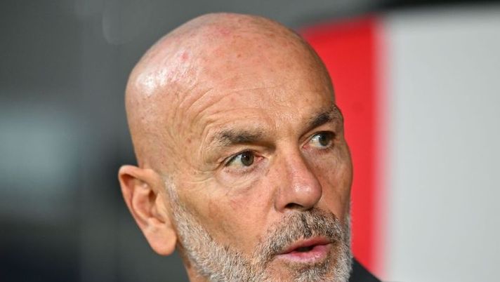 CREMONA, ITALY - NOVEMBER 08: Stefano Pioli head coach of AC Milan looks on during the Serie A match between US Cremonese and AC Milan at Stadio Giovanni Zini on November 08, 2022 in Cremona, Italy. (Photo by Alessandro Sabattini/Getty Images) Pioli: “Cosa chiedo a Origi. Ibra? Se è qui vuol dire che è pronto per giocare” - immagine 1