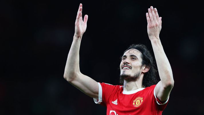 MANCHESTER, ENGLAND - DECEMBER 30: Edinson Cavani of Manchester United celebrates their sides victory following the Premier League match between Manchester United and Burnley at Old Trafford on December 30, 2021 in Manchester, England. (Photo by Clive Brunskill/Getty Images) Il Botafogo strizza l’occhio a Edinson Cavani: “Barça? Abbiamo più soldi noi…” - immagine 1